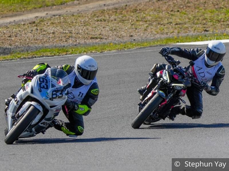 Deux pilotes de moto dans un virage sur un circuit